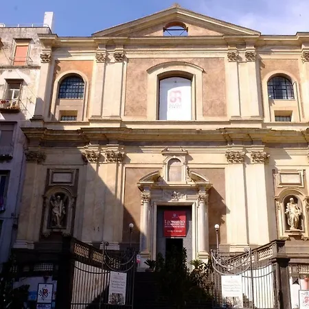 Domus Donnaregina 公寓 *