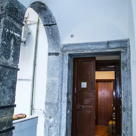 Domus Donnaregina 公寓 *