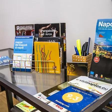 Domus Donnaregina 公寓 *